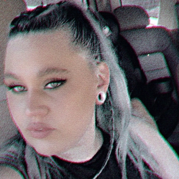 Meet your Posher, Shelby - Picture 2 of 3